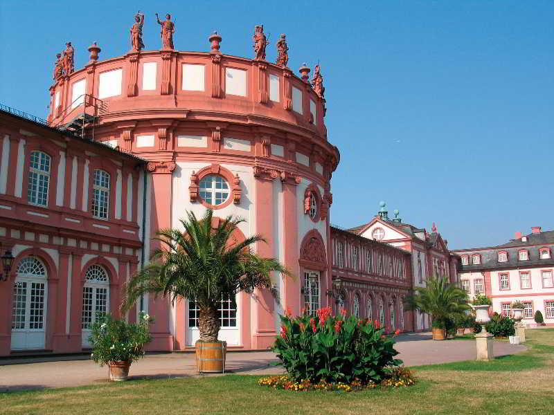 Am Schloss Biebrich Wiesbaden